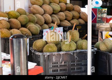 Durians in Chinatown Street Market in Singapur Stockfoto
