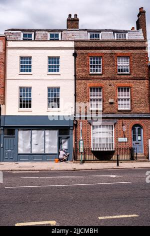 Dorking Surrey Hills London, Großbritannien, Juli 24 2022, traditionelle Old Brick Built High Street Buildings with Workman Durchführen von Reparaturen Stockfoto