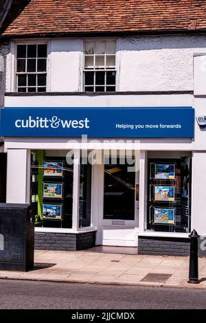 Dorking Surrey Hills London, Großbritannien, Juli 24 2022, Cubitt und West High Street Residential Estate Agent Shop Front Stockfoto