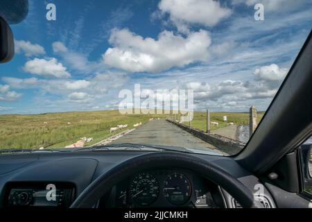 Blick auf die Straße von einem Autofenster auf Denbighsire Moors North Wales Stockfoto