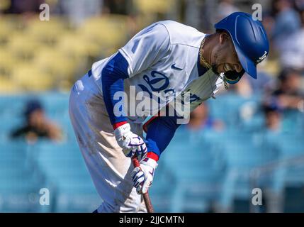 Los Angeles, Kalifornien, USA. 24.. Juli 2022. Los Angeles Dodgers Outfielder Mookie Betts, nachdem er am 24. Juli 2022 von einem Pitch getroffen wurde, der von Camilo Doval, einem Pitch der San Francisco Giants, im Inning von 8. geworfen wurde. Die Dodgers haben das Spiel im Dodger Stadium 7-4 gewonnen. (Bild: © Mark Edward Harris/ZUMA Press Wire) Stockfoto