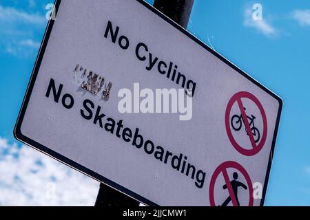 Dorking Surrey Hills London, Großbritannien, Juli 24 2022, Council Sign Banning Cycling and Skateboarding Stockfoto