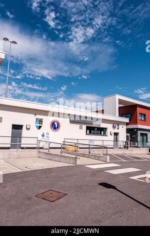 Dorking Surrey Hills London, Großbritannien, Juli 24 2022, Mole Valley District Council Dorking Wanderers FC Meadowbank Football Ground und Surrey FA Offices Stockfoto