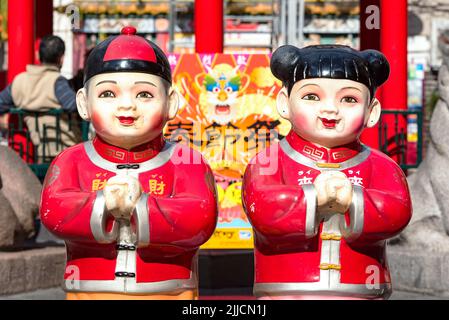 KOBE - JAN 11: Traditionelle chinesische Figuren in der Nankinmachi-Attraktion von Kobe China Town, Januar 11. 2017 in Japan Stockfoto