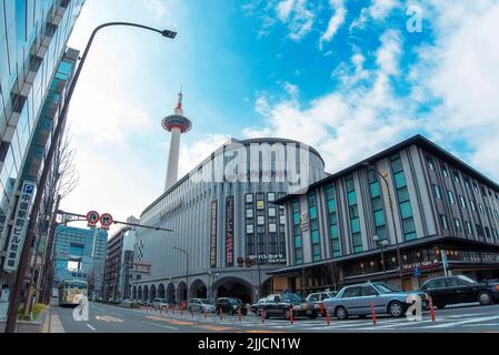 KYOTO - JAN 03: Fassade des Yodobashi-Einkaufszentrums und des Kyoto-Fernsehturms, Januar 03. 2017 in Japan. Stockfoto