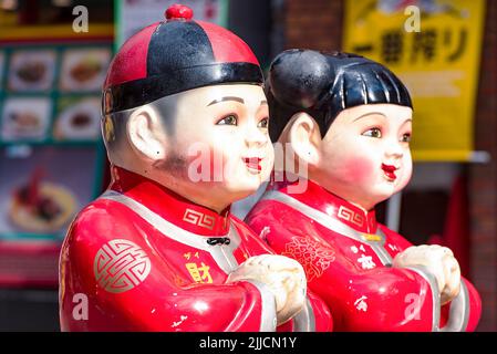 KOBE - JAN 11: Traditionelle chinesische Figuren in der Nankinmachi-Attraktion von Kobe China Town, Januar 11. 2017 in Japan Stockfoto