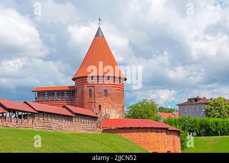 Die Hauptansicht des Ziegelrundturms und der Bastion der Burg Kaunas, Litauen Stockfoto