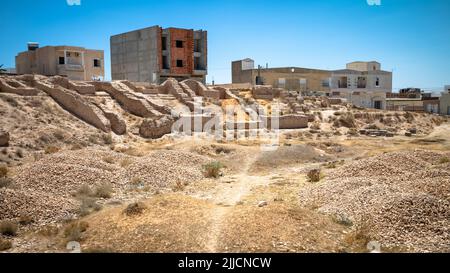Die verlassenen Ruinen des zweiten „kleinen“ römischen Amphitheaters in der tunesischen Stadt El Jem. Stockfoto