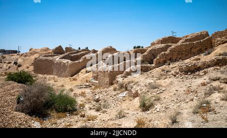 Die verlassenen Ruinen des zweiten „kleinen“ römischen Amphitheaters in der tunesischen Stadt El Jem. Stockfoto