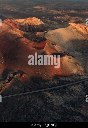 Vulkanlandschaft von Timanfaya mit der Drohne - Sonnenaufgang (2) Stockfoto