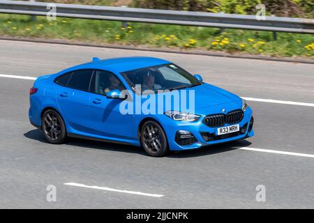 2020 blaues BMW 218i M Sport Auto 140 DCT Auto 1499cc Benziner-Coupé; auf der Autobahn M61, Großbritannien Stockfoto