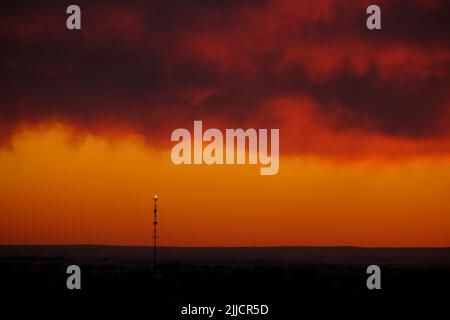 Silhouette des Zellturms bei Sonnenuntergang auf der Skyline für digitale Kommunikation Stockfoto