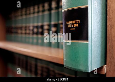 Gesetzbücher im Regal Titel für Studie Rechtswissen Konkurs Schulden Gläubiger Stockfoto