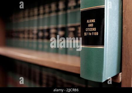 Gesetzbücher im Regal Titel für Studium Rechtswissen Ausländer und Bürger Stockfoto