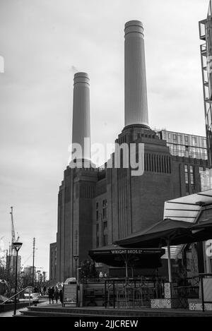 Das Kraftwerk Battersea ist seit seiner Eröffnung im Jahr 1955 eine zentrale Ikone der Londoner Skyline. Wiedereröffnung für die Öffentlichkeit im September 2022 Stockfoto