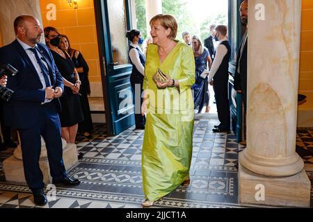 Bayreuth, Deutschland. 25.. Juli 2022. Angela Merkel, ehemalige Bundeskanzlerin, trifft beim Festival im Festspielhaus auf dem Grünen Hügel ein. Das Festival beginnt in diesem Jahr mit einer Neuproduktion von 'Tristan and Isolde' Credit: Daniel Löb/dpa/Alamy Live News Stockfoto