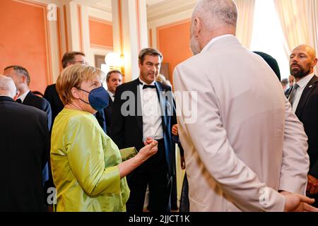 Bayreuth, Deutschland. 25.. Juli 2022. Die ehemalige Bundeskanzlerin Angela Merkel beim Festival im Festspielhaus auf dem Grünen Hügel. Das Festival beginnt in diesem Jahr mit einer Neuproduktion von 'Tristan and Isolde' Credit: Daniel Löb/dpa/Alamy Live News Stockfoto