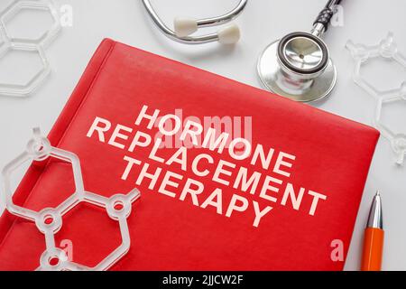 Buch über Hormonersatztherapie und Molekülmodelle. Stockfoto