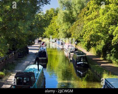 Das Herumputtern auf Hausbooten ist eine typisch englische Freizeittradition. Die Wasserstraßen, Kanäle, Bäche und Flüsse von Oxford sind eine Quelle vieler tr Stockfoto