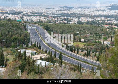 Ymittos-Ringstraße mit Athen-Stadt im Hintergrund Stockfoto