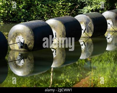 Die Wasserstraßen, Kanäle, Bäche und Flüsse von Oxford sind eine Quelle für viele ruhige, landschaftliche Freuden. Und auch einige seltsame - wie diese surrealen, zylindrischen Stockfoto