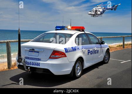 WESTERN Australia Police (WAPOL) Traffic Police in Aktion mit einem Hubschrauber von Kawasaki BK117 über Kopf. Stockfoto