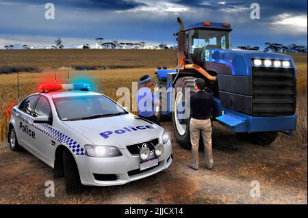 WESTERN Australia Police (WAPOL) Rural / Country Police in Aktion auf einem Bauernhof mit einem Mähdrescher. Stockfoto