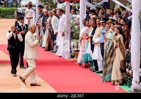 Neu-Delhi, Indien. 25.. Juli 2022. Indiens scheidender Präsident RAM Nath Kovind trifft sich mit dem Kabinettsminister auf dem Vorplatz des Präsidentenpalastes (Rashtrapati Bhawan). Droupadi Murmu wird am 25.. Juli 2022 Präsident von Indien 15.. Sie ist die erste Person aus einer Stammesgemeinschaft und die zweite Präsidentin Indiens. Murmu wurde am 20. Juni 1958 in der Stammesfamilie Santal in Uparbeda im Distrikt Mayurbhanj geboren. (Foto von Naveen Sharma/SOPA Images/Sipa USA) Quelle: SIPA USA/Alamy Live News Stockfoto