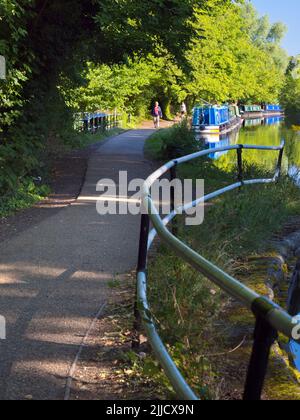 Das Herumputtern auf Hausbooten ist eine typisch englische Freizeittradition. Die Wasserstraßen, Kanäle, Bäche und Flüsse von Oxford sind eine Quelle vieler tr Stockfoto