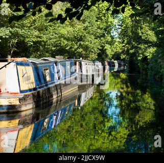 Das Herumputtern auf Hausbooten ist eine typisch englische Freizeittradition. Die Wasserstraßen, Kanäle, Bäche und Flüsse von Oxford sind eine Quelle vieler tr Stockfoto