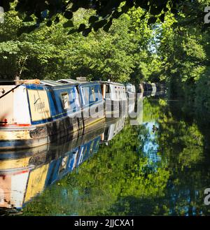 Das Herumputtern auf Hausbooten ist eine typisch englische Freizeittradition. Die Wasserstraßen, Kanäle, Bäche und Flüsse von Oxford sind eine Quelle vieler tr Stockfoto