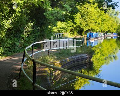 Das Herumputtern auf Hausbooten ist eine typisch englische Freizeittradition. Die Wasserstraßen, Kanäle, Bäche und Flüsse von Oxford sind eine Quelle vieler tr Stockfoto