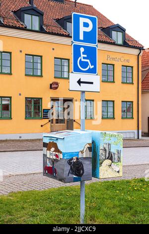 Bemalte städtische Abfalleimer in Visby auf der Insel Gotland in der Ostsee vor Schweden Stockfoto