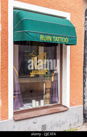 Der eher seltsam benannte Ruin Tattoo Shop in Visby auf der Insel Gotland in der Ostsee vor Schweden Stockfoto