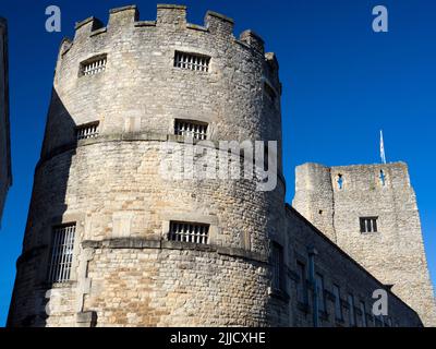 Oxford Castle ist ein meist ruiniertes mittelalterliches normannisches Schloss im Zentrum von Oxford Es hat eine lange und ereignisreiche Geschichte. Die meisten der ursprünglichen motte und bailey Street Stockfoto