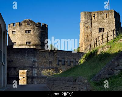 Oxford Castle ist ein meist ruiniertes mittelalterliches normannisches Schloss im Zentrum von Oxford Es hat eine lange und ereignisreiche Geschichte. Die meisten der ursprünglichen motte und bailey Street Stockfoto