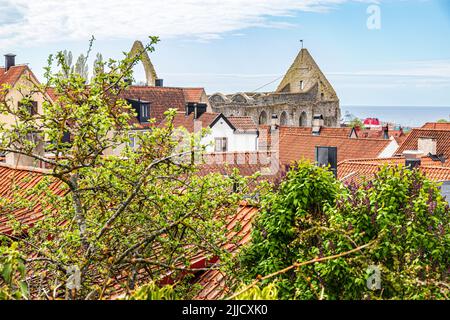 Die Ruinen der St. Katarina Kirche auf dem Großen Platz (Stora Torget) über den Dächern der mittelalterlichen Stadt Visby auf der Insel Gotland in der Stockfoto