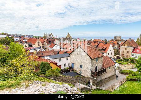 Die Ruinen der St. Katarina Kirche auf dem Großen Platz (Stora Torget) über den Dächern der mittelalterlichen Stadt Visby auf der Insel Gotland in der Stockfoto