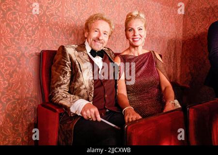 Bayreuth, Deutschland. 25.. Juli 2022. Thomas Gottschalk und Karina Mroß sitzen bei der Eröffnung der Bayreuther Richard Wagner Festspiele im Festspielhaus auf dem Grünen Hügel. Das Festival beginnt in diesem Jahr mit einer Neuproduktion von 'Tristan and Isolde' Credit: Daniel Löb/dpa/Alamy Live News Stockfoto