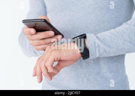 Smart Watch Wearable Technologie Mann überprüfen Telefon Stockfoto