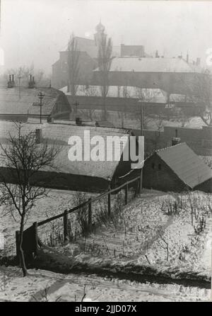 Bereich um die Kirche von Mindszent. Die Umgebung der Kirche in Mindszent. Seit Januar 1966 sammelt die Ortsgeschichtliche Sammlung der Bibliothek Csorba Gyz Könyvtár Fotos und Postkarten aus dem Kreis Baranya. Nach den am 1.. Februar 2016 aktualisierten Daten besteht die Sammlung aus 11.565 Exemplaren. Als Ergebnis des 2012 gestarteten Digitalisierungsprojekts umfasst die Sammlung rund 59.000 schwarz-weiß- und farbige Datensätze unterschiedlicher Größen und Typen, die über den elektronischen Katalog recherchierbar sind. Stockfoto