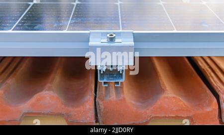 Montagehalterung für Solarpanel-Metallhalter an Dachziegel Stockfoto