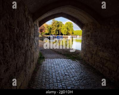 Abingdon behauptet, die älteste Stadt in England zu sein. Dies ist seine berühmte mittelalterliche Steinbrücke, an einem schönen Frühlingsmorgen. Die Brücke wurde 1416 und begonnen Stockfoto