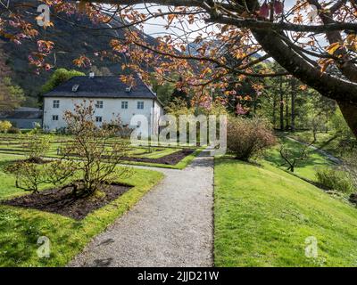 Frühling im Park von baroniet Rosendal, altes Schloss, Rogaland, Norwegen. Stockfoto