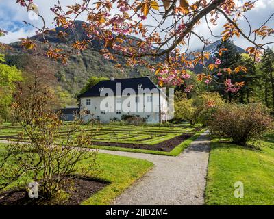 Frühling im Park von baroniet Rosendal, altes Schloss, Rogaland, Norwegen. Stockfoto