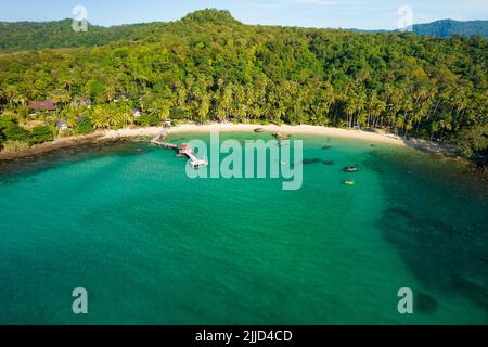 Strand- und Waldansicht auf der Insel Ko Khood, Thailand Stockfoto