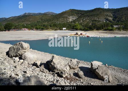 Das ausgetrocknete Seebett des Castillon-Sees in der Verdon mit dem niedrigsten Sommerniveau, das je während der Hitzewelle und Dürre im Sommer 2022 in der Provence Frankreich herrschte Stockfoto