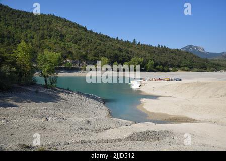 Das ausgetrocknete Seebett des Castillon-Sees in der Verdon mit dem niedrigsten Sommerniveau, das je während der Hitzewelle und Dürre im Sommer 2022 in der Provence Frankreich herrschte Stockfoto