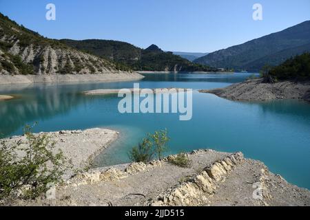 Das ausgetrocknete Seebett des Castillon-Sees in der Verdon mit dem niedrigsten Sommerniveau, das je während der Hitzewelle und Dürre im Sommer 2022 in der Provence Frankreich herrschte Stockfoto