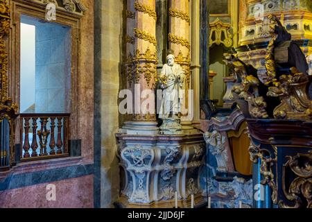 Innenansicht von Igreja dos Clerigos eine barocke Kirche aus dem 18.. Jahrhundert, die von Nicolau Nasoni im Zentrum von Porto, einer bedeutenden Stadt Portugals, entworfen wurde. Stockfoto